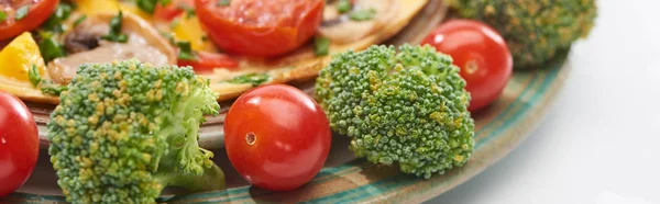Close up of homemade omelet on plate with fresh tomatoes and broccoli — Stock Photo