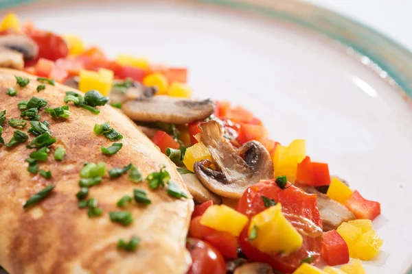 Primer plano de deliciosa tortilla envuelta con verduras y verduras en el plato - foto de stock