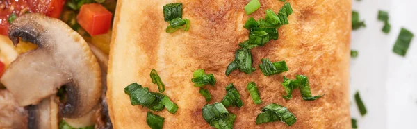 Primer plano de tortilla envuelta casera con verduras y verduras - foto de stock