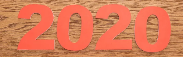 Vista dall'alto di carta 2020 numeri su sfondo di legno, colpo panoramico — Foto stock