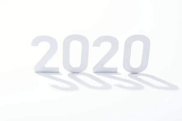 Números de papel 2020 con sombra sobre fondo blanco - foto de stock