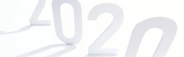 Números de papel 2020 con sombra sobre fondo blanco, plano panorámico - foto de stock