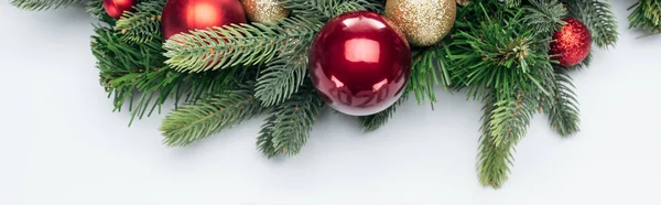 Vista superior da grinalda árvore de Natal com bugigangas no fundo branco, tiro panorâmico — Fotografia de Stock