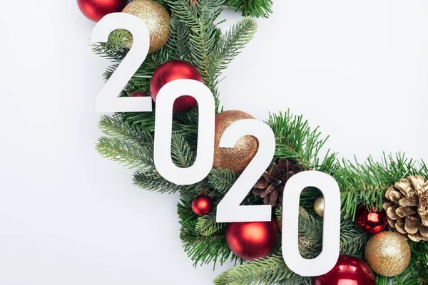 Draufsicht auf 2020 Zahlen auf Christbaumkranz auf weißem Hintergrund — Stockfoto