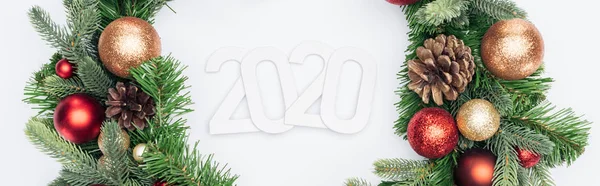 Vista superior de los números 2020 en la corona del árbol de Navidad sobre fondo blanco, plano panorámico - foto de stock