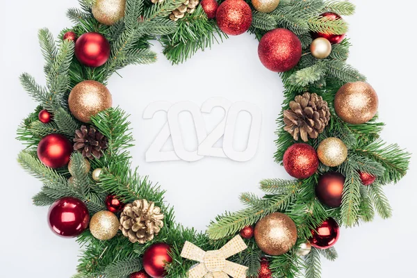 Vista superior de los números 2020 en la corona del árbol de Navidad sobre fondo blanco - foto de stock