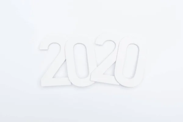 Верхний вид бумаги 2020 номера на белом фоне — стоковое фото