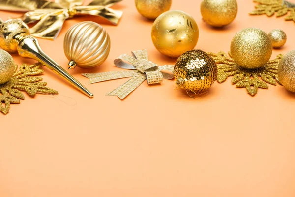 Festivo lucido decorazione di Natale d'oro su sfondo arancione con spazio copia — Foto stock