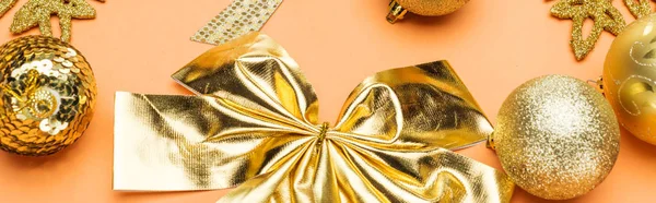 Decoração de Natal dourado no fundo laranja, tiro panorâmico — Fotografia de Stock