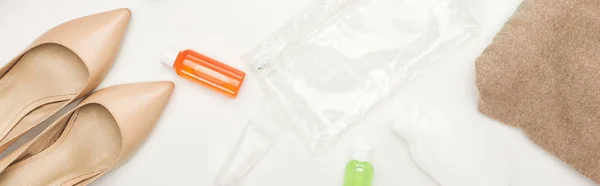 Colpo panoramico di sacchetto cosmetico e bottiglie con liquidi, tacchi, asciugamano — Foto stock