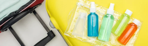 Tiro panorâmico de saco cosmético e garrafas com líquidos no saco de viagem — Fotografia de Stock