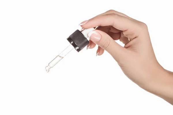 Abgeschnittene Ansicht der Frau hält Tropfer mit natürlichem Serum isoliert auf weiß — Stockfoto