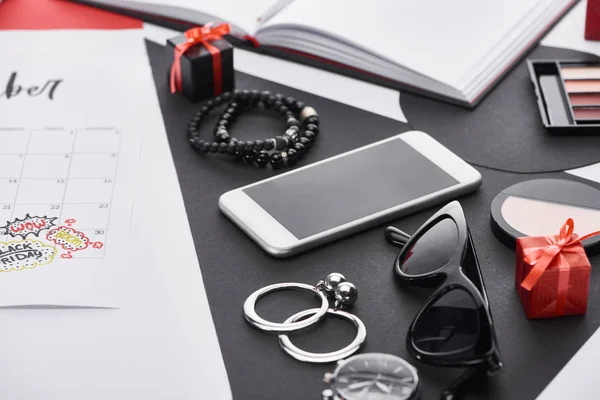 Selektiver Fokus auf Kalender, Lidschatten, Geschenke, Smartphone, Ohrringe und Armbänder — Stockfoto