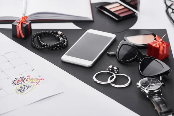Foco seletivo de calendário, sombra de olhos, presentes, smartphone, brincos, pulseiras, relógio de pulso e pó de cara — Fotografia de Stock