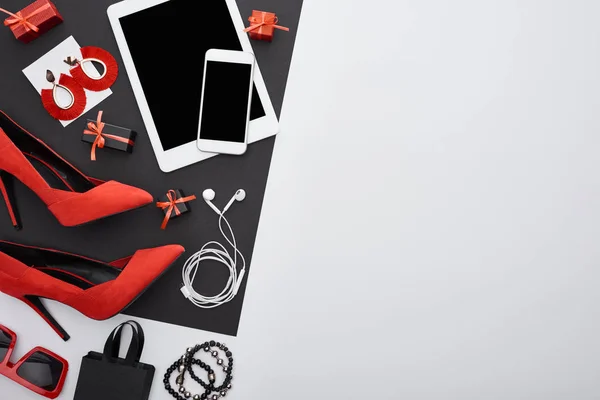 Vista superior de tacones, gadgets, cajas de regalo, gafas de sol, pendientes, auriculares, pulseras, bolsa - foto de stock