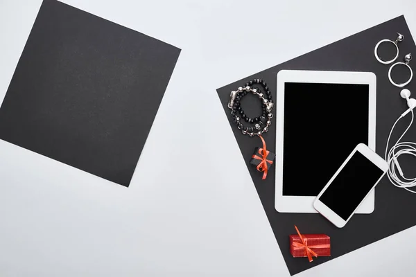 Draufsicht auf Gadgets, Geschenkboxen, Ohrringe, Kopfhörer, Armbänder — Stockfoto