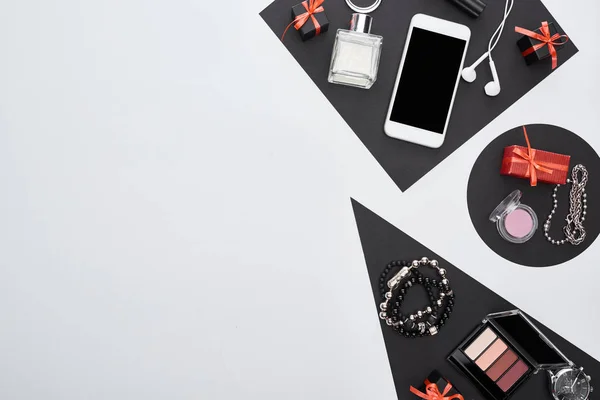 Vista superior do gadget, caixas de presente, perfume, pulseiras, cosméticos decorativos, fones de ouvido — Fotografia de Stock