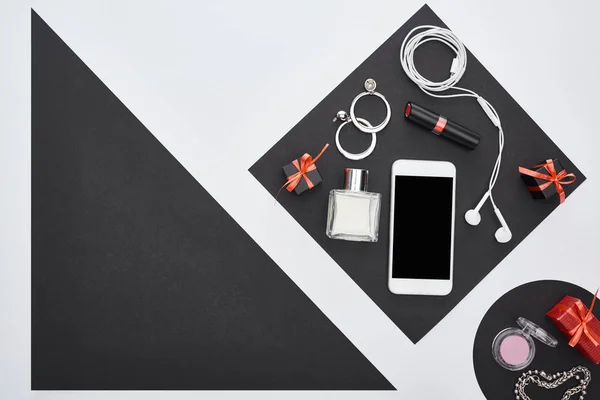 Top view of gadget, gift boxes, perfume, bracelets, decorative cosmetics, earrings, earphones — Stock Photo