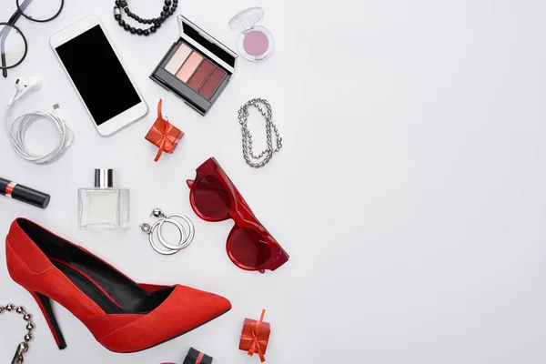 Vista superior do gadget, caixas de presente, perfume, pulseiras, cosméticos decorativos, brincos, fones de ouvido, sapatos — Fotografia de Stock