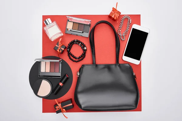 Vista superior do gadget, caixas de presente, perfume, pulseiras, cosméticos decorativos, saco — Fotografia de Stock