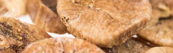 Vista de cerca de deliciosos higos secos aislados en blanco, plano panorámico - foto de stock