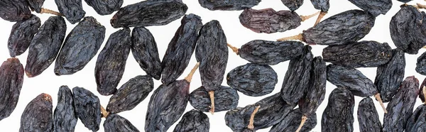 Vue de dessus de raisins noirs isolés sur blanc, vue panoramique — Photo de stock