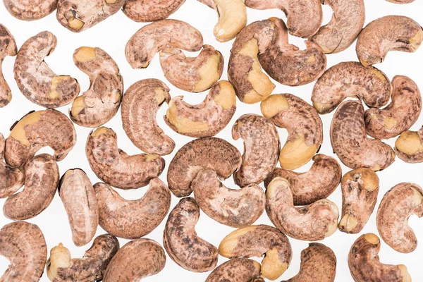 Ansicht von Cashewnüssen isoliert auf weiß — Stockfoto