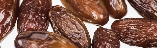 Близкий вид на вкусные сушеные даты, изолированные на белом, панорамный снимок — стоковое фото