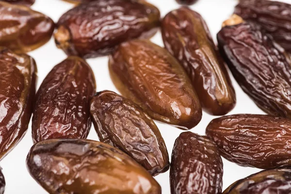 Vue rapprochée de savoureuses dattes séchées isolées sur blanc — Photo de stock