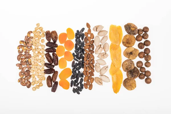 Vue de dessus des fruits secs turcs assortis et des noix isolés sur blanc — Photo de stock