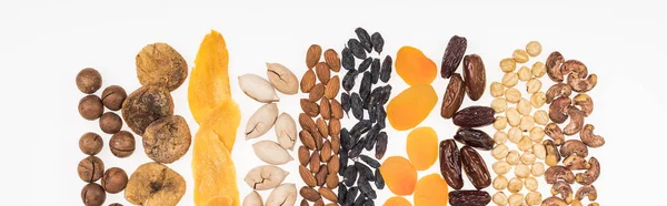 Vista superior de una variedad de frutos secos turcos y frutos secos aislados en blanco, plano panorámico - foto de stock