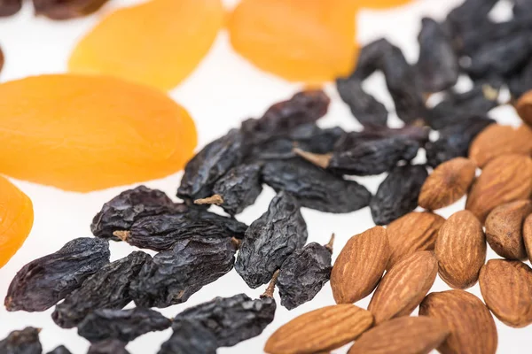 Fruits secs turcs variés et noix isolés sur blanc — Photo de stock