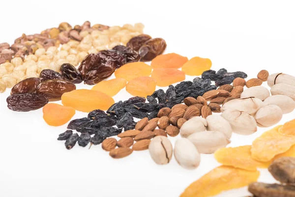 Surtido de frutos secos turcos y frutos secos aislados en blanco - foto de stock