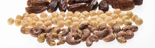 Noix de cajou, noisette et dates isolées sur blanc, plan panoramique — Photo de stock