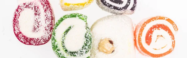 Vista superior da deliciosa delícia turca sortida em flocos de coco isolados em branco, tiro panorâmico — Fotografia de Stock