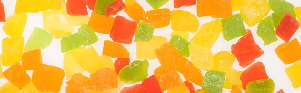 Вид сверху на красочные вкусные конфеты фрукты изолированы на белом, панорамный снимок — стоковое фото