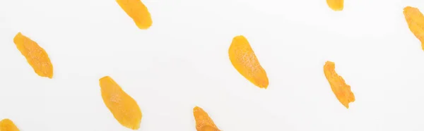 Vue de dessus de tranches de mangue séchées isolées sur blanc, vue panoramique — Photo de stock