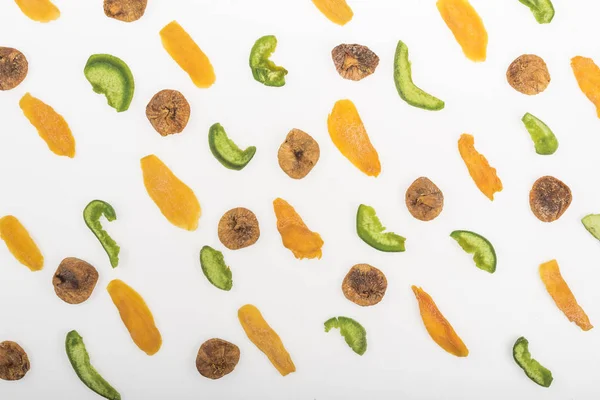 Vue de dessus des fruits secs assortis et des fruits confits isolés sur blanc — Photo de stock