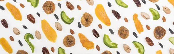 Blick von oben auf köstlich sortierte Nüsse, Trockenfrüchte und kandierte Früchte isoliert auf weißen, panoramischen Aufnahmen — Stockfoto