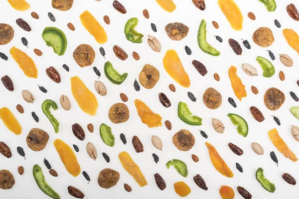 Draufsicht auf verschiedene Nüsse, Trockenfrüchte und kandierte Früchte isoliert auf weiß — Stockfoto