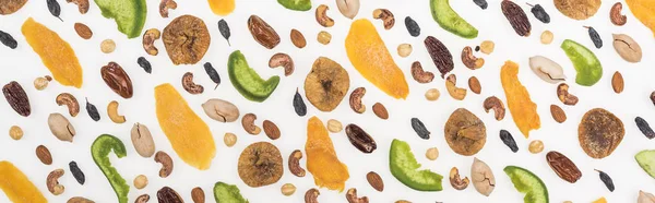 Vista superior de nueces surtidas, frutos secos y frutas confitadas aisladas en blanco, plano panorámico - foto de stock