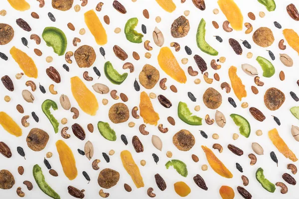 Draufsicht auf verschiedene Nüsse, Trockenfrüchte und kandierte Früchte isoliert auf weiß — Stockfoto