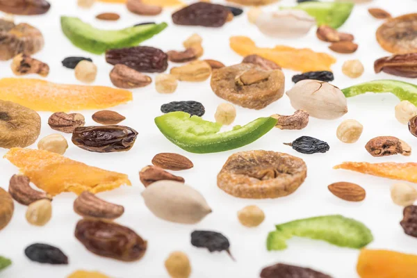 Vista de cerca de nueces surtidas, frutos secos y frutas confitadas aisladas en blanco - foto de stock