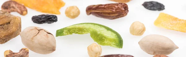 Vista ravvicinata di gustose noci assortite, frutta secca e canditi isolati su bianco, colpo panoramico — Foto stock