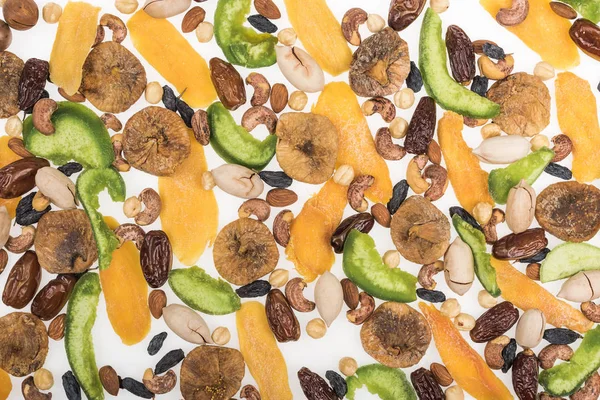 Draufsicht auf türkische Nüsse, Trockenfrüchte und kandierte Früchte isoliert auf weiß — Stockfoto