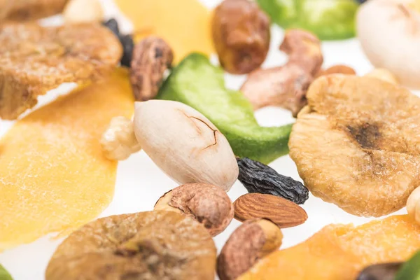 Vista de cerca de los frutos secos turcos surtidos, frutas secas y frutas confitadas aisladas en blanco - foto de stock