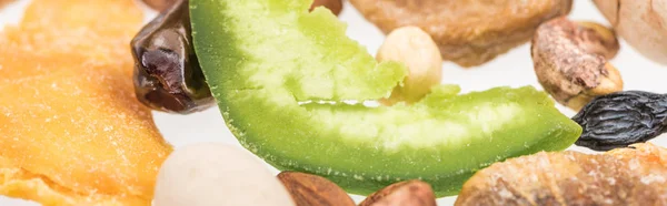 Vista de cerca de los frutos secos turcos surtidos, frutas secas y frutas confitadas aisladas en blanco, plano panorámico - foto de stock