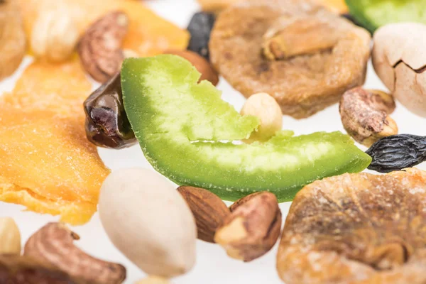 Закрытый вид на турецкие орехи, сушеные фрукты и консервированные фрукты, изолированные на белом — стоковое фото