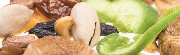 Vista ravvicinata di noci assortite turche, frutta secca e canditi isolati su bianco, colpo panoramico — Stock Photo