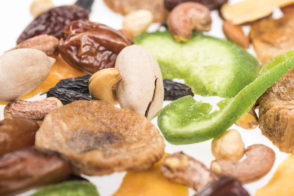 Vista de cerca de los frutos secos turcos surtidos, frutas secas y frutas confitadas aisladas en blanco - foto de stock